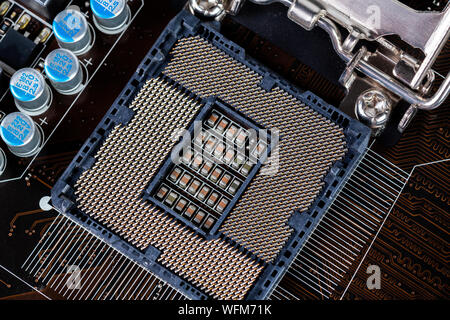 Geöffnet Central Processor Land Grid Array Steckplatz auf PC-Mainboard: Detailansicht shot mit selektiver Schärfe und Unschärfe Stockfoto