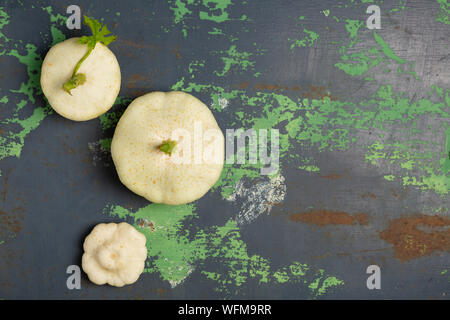 Frische weiße squash Gemüse auf altes Eisen farbigen Hintergrund. Ansicht von oben mit der Kopie Raum Stockfoto