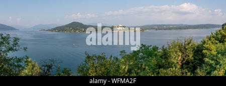 Atemberaubenden Panoramablick auf den südlichen Teil des Lago Maggiore an einem sonnigen Tag, Italien Stockfoto