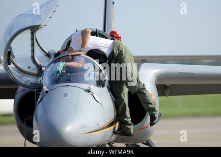 Hradec Kralove, Tschechische Republik. 31 Aug, 2019. Ein Pilot aus Italien zum Abflug SIAI-Marchetti S 211 Vorbereitung während der Tschechischen International Air Fest in Hradec Kralove in der Tschechischen Republik. Credit: Slavek Ruta/ZUMA Draht/Alamy leben Nachrichten Stockfoto