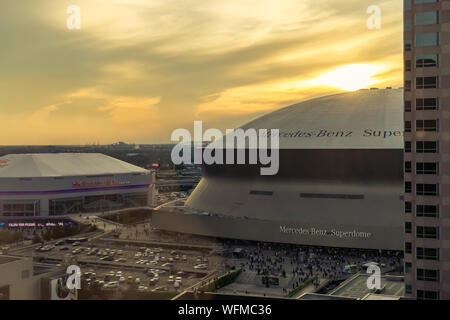 New Orleans, LA, USA - 29. August 2019: New Orleans Skyline mit Mercedes-Benz Superdome und Smoothie King Center in New Orleans, Louisiana Stockfoto