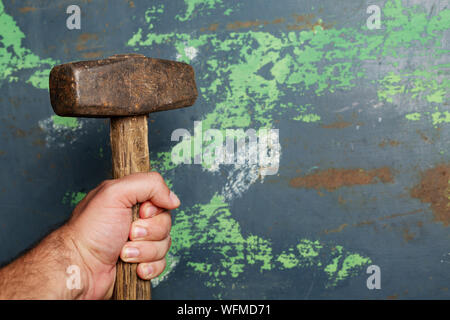 Hand, Hammer, Ansicht von oben mit Metall Hintergrund Stockfoto