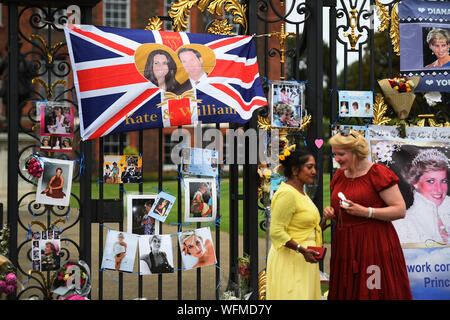 Leute schauen auf Tribute außerhalb Kensington Palace in London, am 22. Jahrestag des Todes von Diana, der Prinzessin von Wales. Stockfoto