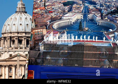 Tourbus mit Bild des Heiligen Peters Platz vor dem Vatikan Stockfoto