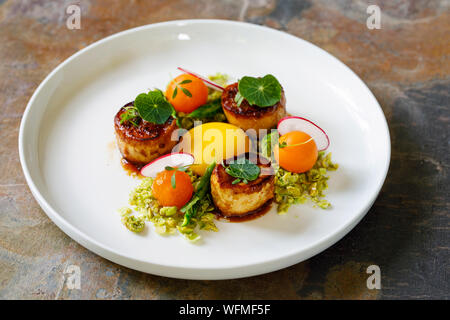 König Oyster mushroom Jakobsmuscheln, Confit Eigelb und Wasabi Erbsen Krümel Stockfoto