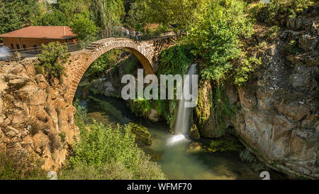 Clandras der Brücke auf der Banaz Stream etwa vor 2500 Jahren gebaut wurde Stockfoto