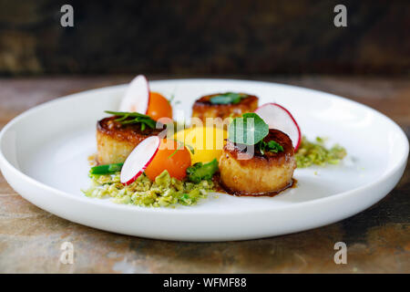 König Oyster mushroom Jakobsmuscheln, Confit Eigelb und Wasabi Erbsen Krümel Stockfoto