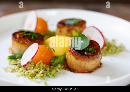 König Oyster mushroom Jakobsmuscheln, Confit Eigelb und Wasabi Erbsen Krümel Stockfoto