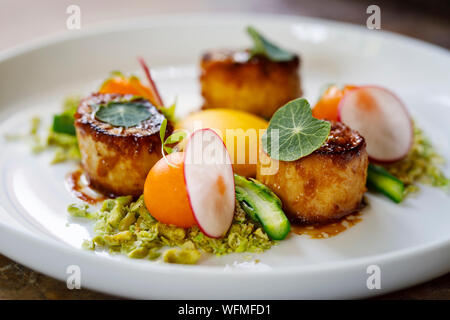 König Oyster mushroom Jakobsmuscheln, Confit Eigelb und Wasabi Erbsen Krümel Stockfoto