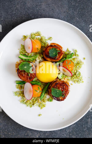 König Oyster mushroom Jakobsmuscheln, Confit Eigelb und Wasabi Erbsen Krümel Stockfoto