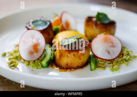 König Oyster mushroom Jakobsmuscheln, Confit Eigelb und Wasabi Erbsen Krümel Stockfoto