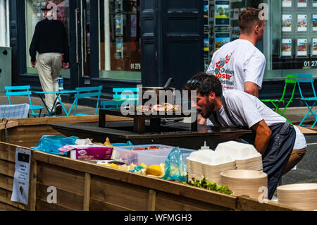 Küchenchef Beleuchtung bis Straße Holzkohlegrill mit Hummer und andere Meeresfrüchte. Dalkey, Dublin, Irland, 25. August 2019. Meeresfrüchte Dalkey Hummer Fest Stockfoto