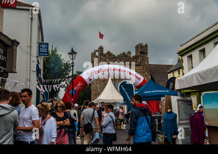 Тriumphal Bogen des Festivals. Haupttor zum Festival. Dalkey, Dublin, Irland, 25. August 2019. Meeresfrüchte "dalkey Lobster Festival" Stockfoto