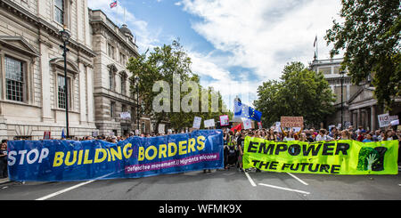 London, Großbritannien. 31. August 2019. Lagre Banner füllen Whitehall. Tausende marschierten und blockiert die Londoner Straßen in einem Protest, die Demokratie zu verteidigen und gegen die Vertagung des Parlaments. David Rowe/Alamy Leben Nachrichten. Stockfoto