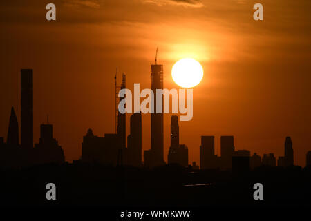 Flushing NY, USA. 30 Aug, 2019. Sonnenuntergang über der Skyline von New York am USTA Billie Jean King National Tennis Center am 30. August 2019 in Flushing Queens. Quelle: MPI04/Medien Punch/Alamy leben Nachrichten Stockfoto