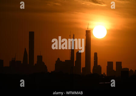 Flushing NY, USA. 30 Aug, 2019. Sonnenuntergang über der Skyline von New York am USTA Billie Jean King National Tennis Center am 30. August 2019 in Flushing Queens. Quelle: MPI04/Medien Punch/Alamy leben Nachrichten Stockfoto