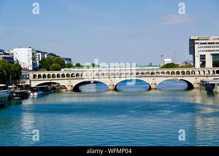 Linie 6 Bahnhof Pont de Bercy Überfahrt über den Fluss Seine Blick nach Westen, Paris, Frankreich Stockfoto