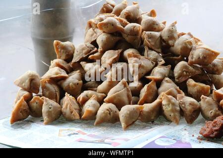 Gruppe von traditionellen und lokalen Gebratene Snacks zu Verkaufen Stockfoto