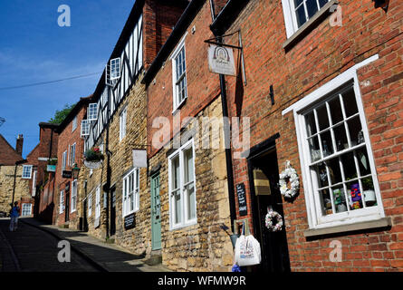 Street Scene auf steilen Hügel, Lincoln, Lincolnshire, Großbritannien. Stadtzentrum. Stockfoto