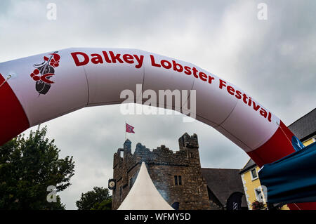 Тriumphal Bogen des Festivals. Dalkey, Dublin, Irland, 25. August 2019. Meeresfrüchte "dalkey Lobster Festival" Stockfoto