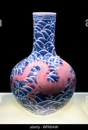 Qing Vase. Yuhang ware. Vase mit unterglasur Blau und Rot Design von Drachen und Meer Wellen, yongzheng Herrschaft der Qing-Dynastie (1723-1735 AD) Stockfoto