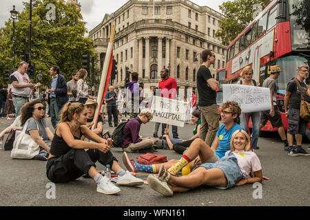 London, Großbritannien. 31. August 2019. "Das ist inakzeptabel", heißt es in der Plakette, als die Demonstranten auf den Straßen am Trafalgar Square blockiert. Tausende marschierten und blockiert die Londoner Straßen in einem Protest, die Demokratie zu verteidigen und gegen die Vertagung des Parlaments. David Rowe/Alamy Leben Nachrichten. Stockfoto