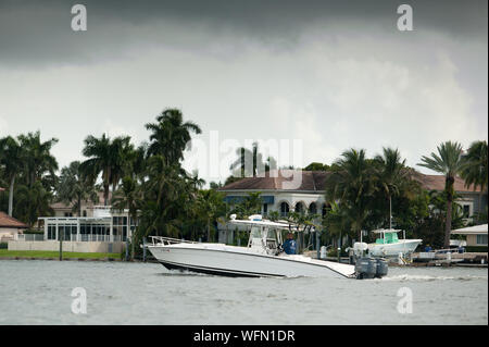 Fort Lauderdale, Florida, USA. 31 Aug, 2019. Bootsbesitzer bewegen Boote aus Fort Lauderdale Marina in enticipation des Hurrikans Dorian. Credit: Orit Ben-Ezzer/ZUMA Draht/Alamy leben Nachrichten Stockfoto