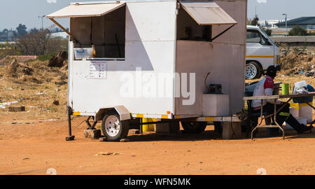 Straßenhändler auf der Seite der Straße mit einem mobilen Kiosk oder garküche Verkauf von traditionellen südafrikanischen Frühstück in Johannesburg, Gauteng Stockfoto