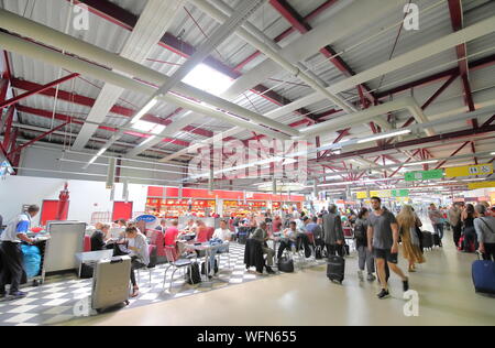 Die Menschen reisen am Flughafen Tegel Berlin Deutschland Stockfoto