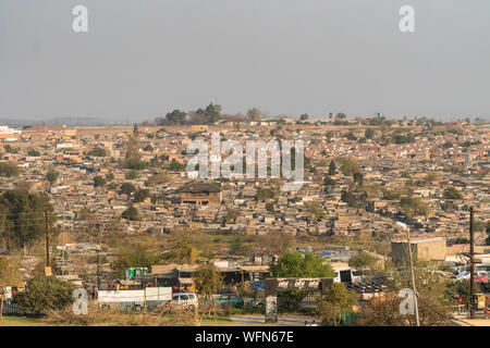 Luftbild oder Blick von oben über eine Afrikanische Gemeinde oder Vorort Häuser genannt Diepsloot in Johannesburg, Gauteng, Südafrika an einem Tag im Winter Stockfoto