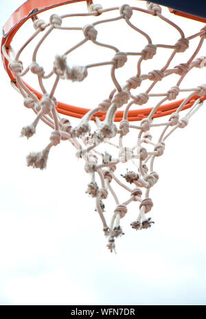 Basketball Ring und net in Bewegungsunschärfe in niedrigen Winkel, Detail Stockfoto