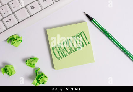 Konzeptionelle Hand schreiben Übersicht Checkliste. Begriff Sinne Liste Elemente erforderlichen Dinge getan oder Punkte als grüne Note Papier mit Bleistift auf whi. Stockfoto