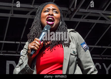 London, Großbritannien. 31. August 2019. Schatten Frauen & Gleichstellung Sekretär Dawn Butler spricht mit Tausenden verlassen und bleiben Verfechter bei Boris Johnson's Angriff auf unsere Demokratie durch Abschalten des Europäischen Parlaments Diskussion über verlassen Europa ohne einen Deal an der Whitehall Rallye zu verhindern wütend. Die Kundgebung wurde von einem anderen Europa gehostet möglich ist, die Grünen, Momentum, YouthStrike 4 Klima, UK Student Klima Netzwerk, Stop Trump, Owen Jones und Arbeit für ein sozialistisches Europa, und die Lautsprecher an der Rallye enthalten John McDonnell, Diane Abbott, Sian Berry, Owen Jones, Gewerkschafter und Aktivisten an der Basis Stockfoto