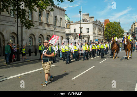 London, Großbritannien. 31. August 2019. Polizeieskorte eine Handvoll extrem rechten Brexiteers Unterstützung von Boris Johnson entlang Whitehall, wo Tausende von Beiden verlassen und bleiben Verfechter bei Boris Johnson's Angriff auf unsere Demokratie durch Abschalten des Europäischen Parlaments Diskussion über Europa zu verlassen, ohne ein Abkommen außerhalb Downing St in Protest versammelt hatten, lange bevor der Protest eingestellt wurde, um zu verhindern, dass wütend. Die Kundgebung wurde von einem anderen Europa gehostet wird möglich, die Grünen, Momentum, YouthStrike 4 Klima, UK Student Klima Netzwerk, Stop Trump, Owen Jones und Arbeit für ein sozialistisches Europa, und die Lautsprecher bei t Stockfoto