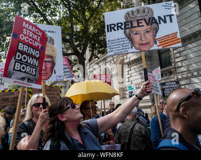 London, Großbritannien. 31. August 2019. Tausende von Beiden verlassen und bleiben Verfechter bei Boris Johnson's Angriff auf unsere Demokratie durch Abschalten des Europäischen Parlaments Diskussion über Europa zu verlassen, ohne ein Abkommen außerhalb Downing St in Protest versammelt, lange bevor der Protest war zeitlich zu starten, um zu verhindern, dass wütend. Polizei eskortiert eine Handvoll extrem rechten Brexiteers Johnson Unterstützung an ihnen vorbei. Die Kundgebung wurde von einem anderen Europa gehostet möglich ist, die Grünen, Momentum, YouthStrike 4 Klima, UK Student Klima Netzwerk, Stop Trump, Owen Jones und Arbeit für ein sozialistisches Europa, und die Lautsprecher an der Rallye inklusive J Stockfoto