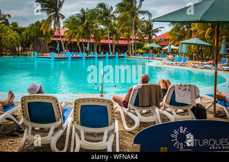 Live hotel, Varadero, Kuba - Touristen am Strand Liegestühle rund um den Pool entspannen. Stockfoto