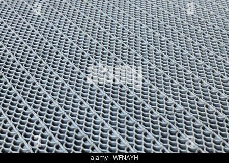 Blick diagonal perforierte Oberfläche aus Gummi, Metall oder Kunststoff mit detaillierten Muster. Stockfoto