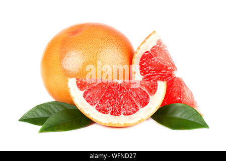 Rosa Grapefruit und Schichten auf weißem Hintergrund mit Freistellungspfad isoliert. Isolierte grapefruits. Frische Grapefruit mit grünen Blättern getrennt. Stockfoto