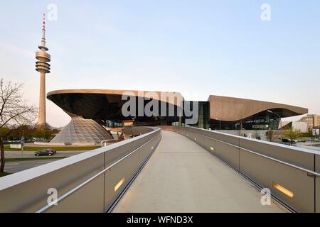 Deutschland, Bayern, München, BMW Welt, Showroom der Marke native von München eröffnet im Jahr 2007 und durch die architekturbüros Coop Himmelb(l)au und die Olympic Tower oder Olympiaturm realisiert Stockfoto