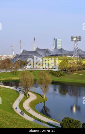 Deutschland, Bayern, München, Olympiapark ((Olympiapark) mit dem Olympiastadion Stockfoto