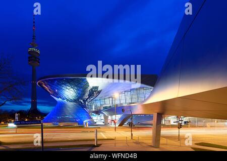 Deutschland, Bayern, München, BMW Welt, Showroom der Marke native von München eröffnet im Jahr 2007 und durch die architekturbüros Coop Himmelb(l)au und die Olympic Tower oder Olympiaturm realisiert Stockfoto