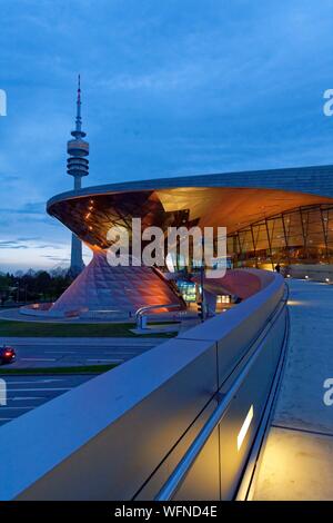 Deutschland, Bayern, München, BMW Welt, Showroom der Marke native von München eröffnet im Jahr 2007 und durch die architekturbüros Coop Himmelb(l)au und die Olympic Tower oder Olympiaturm realisiert Stockfoto