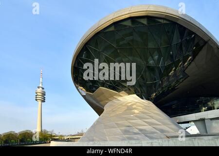 Deutschland, Bayern, München, BMW Welt, Showroom der Marke native von München eröffnet im Jahr 2007 und durch die architekturbüros Coop Himmelb(l)au und die Olympic Tower oder Olympiaturm realisiert Stockfoto