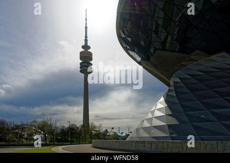 Deutschland, Bayern, München, BMW Welt, Showroom der Marke native von München eröffnet im Jahr 2007 und durch die architekturbüros Coop Himmelb(l)au und die Olympic Tower oder Olympiaturm realisiert Stockfoto