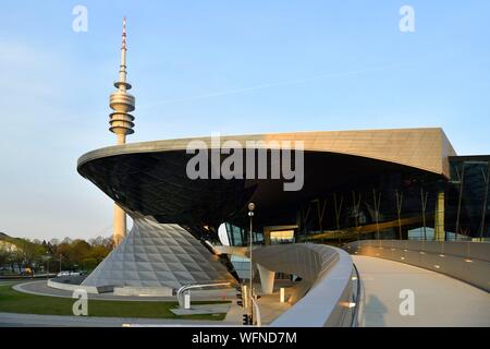 Deutschland, Bayern, München, BMW Welt, Showroom der Marke native von München eröffnet im Jahr 2007 und durch die architekturbüros Coop Himmelb(l)au und die Olympic Tower oder Olympiaturm realisiert Stockfoto