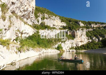 Frankreich, Ardèche, Ardèche Schluchten Nationalen Naturpark, Sauze, gard Der Naturpark macht seine Morgen auf einem Kanu in der Ardeche Canyon Stockfoto