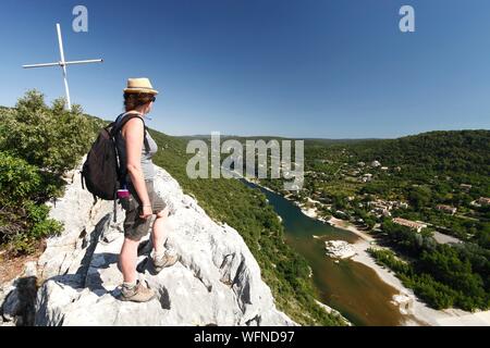 Frankreich, Gard, Schluchten der Ardeche, Bessan, schönsten Dörfer von Frankreich, weibliche Wanderer genießen. Blick auf den Fluss Ardèche oberhalb des Dorfes aus dem Castelviel rock Stockfoto