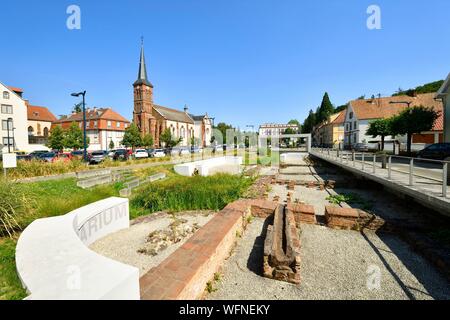 Frankreich, Bas Rhin, Niederbronn-les-Bains, archäologische Überreste aus der gallo römische Periode und St. Martin Kirche Stockfoto