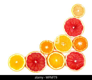 Isolierte Zitrusfrüchte. Stücke von Zitrone, Limone, rosa Grapefruit und orange auf weißem Hintergrund, mit Freistellungspfaden. Ansicht von oben Stockfoto