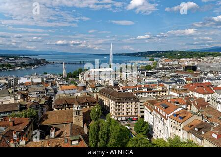 Schweiz, Genf, Altstadt, Kathedrale St. Pierre errichtet im 13. Jahrhundert, der wichtigsten evangelischen Kirche seit 1535, Blick auf die Stadt von der Glockenturm, mit Blick auf den Genfer See (Genfer See) Hafen und der Wasserstrahl Stockfoto